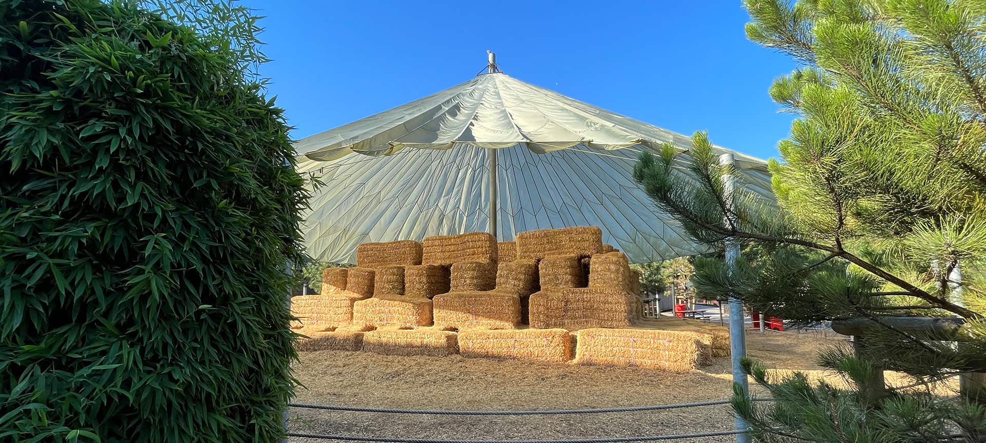 Strohpyramiden Labyrinth im Irrland